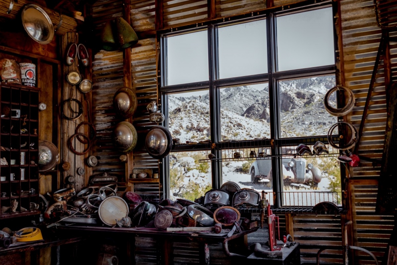 cordonnerie-ROQUEBRUNE SUR ARGENS-min_shop_window_part_junk_abandoned-138873